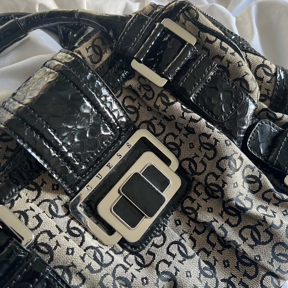 Vintage GUESS Black and Cream Women's HandBag 👜💕 - Picture 3 of 8
